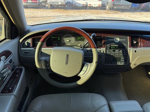 Used 2005 Lincoln Town Car Signature Limited image 9