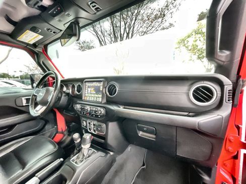 Used 2020 Jeep Wrangler Unlimited Sahara image 28