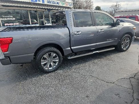 Used 2019 Nissan Titan SV w/ SV Convenience Package image 3