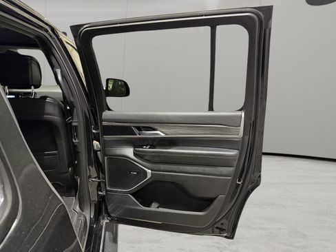 Used 2024 Jeep Wagoneer Series II w/ Flexible Seating Group image 11