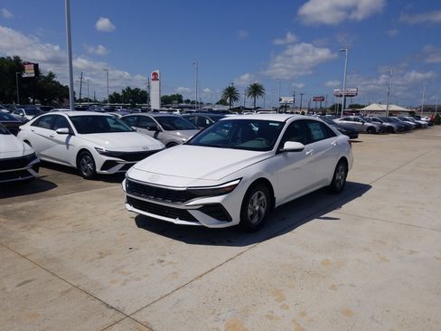 New 2026 Hyundai Elantra SE FWD image 3