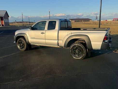 Used 2011 Toyota Tacoma 4x4 Access Cab V6 w/ Convenience Pkg image 7