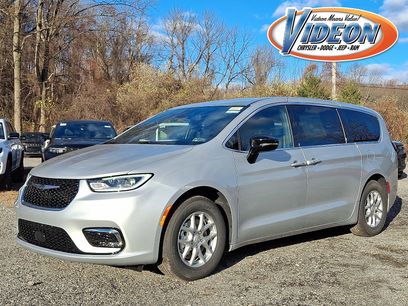 New 2026 Chrysler Pacifica Select