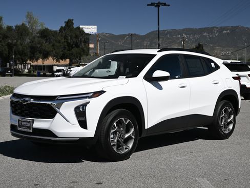 New 2026 Chevrolet Trax LT w/ LPO, Blackout Package image 8