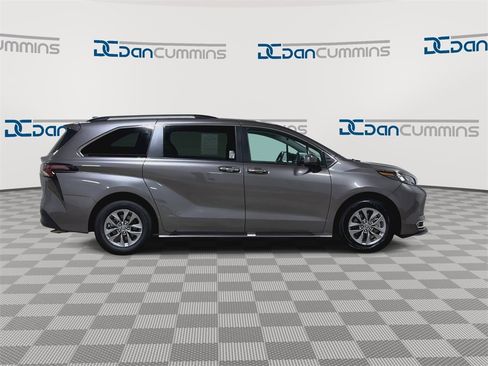 Used 2024 Toyota Sienna XLE image 9