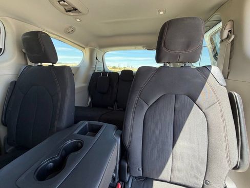 Used 2019 Chrysler Pacifica Touring Plus w/ Tire & Wheel Group FWD image 9