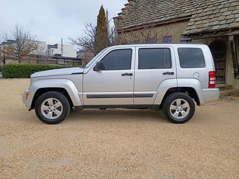 Used 2012 Jeep Liberty Sport image 7