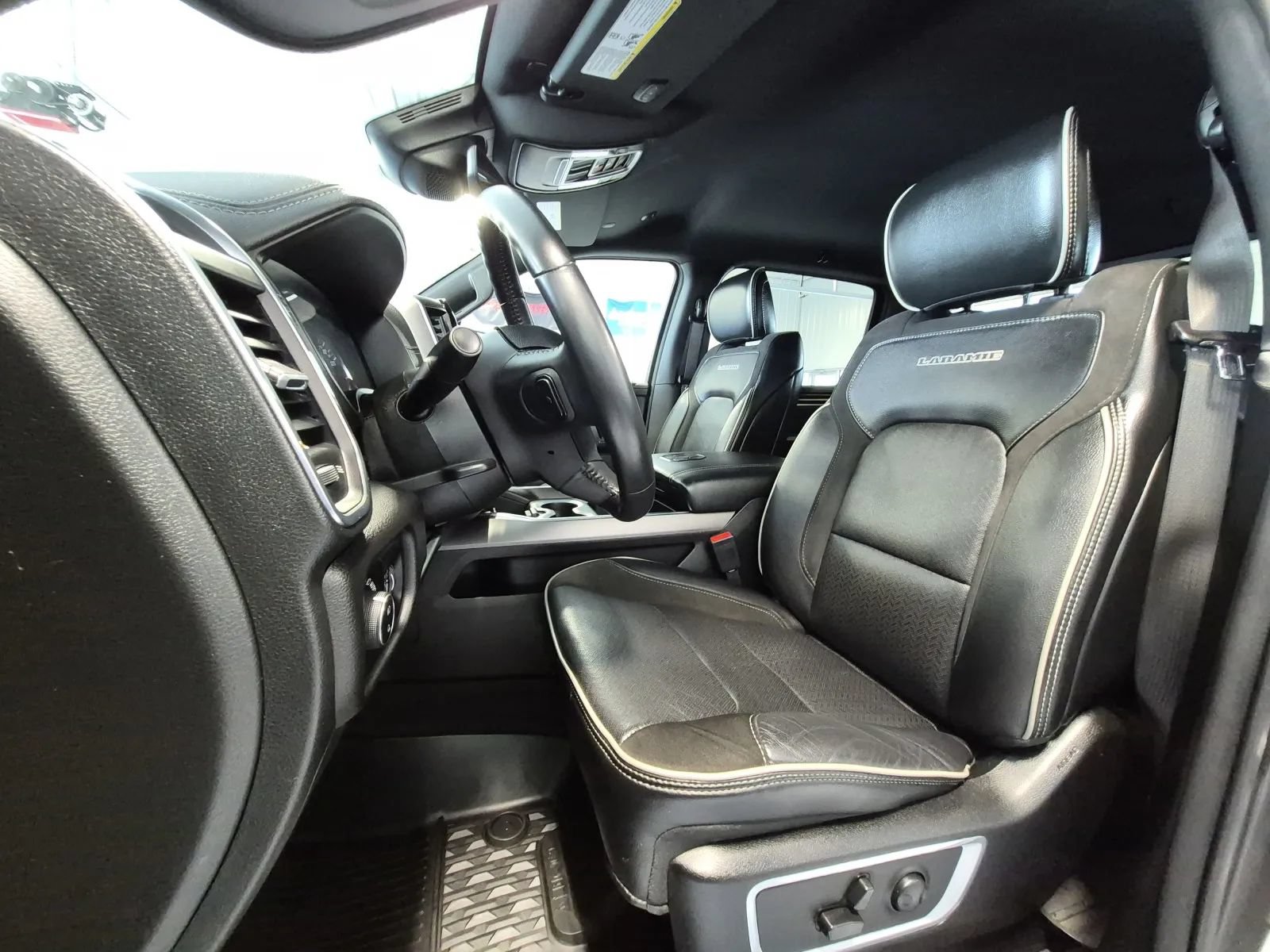 Used 2024 RAM 1500 Laramie AWD/4WD image 11