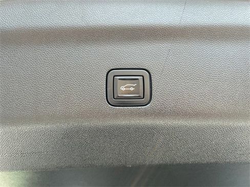 Used 2023 Chevrolet Suburban High Country image 17