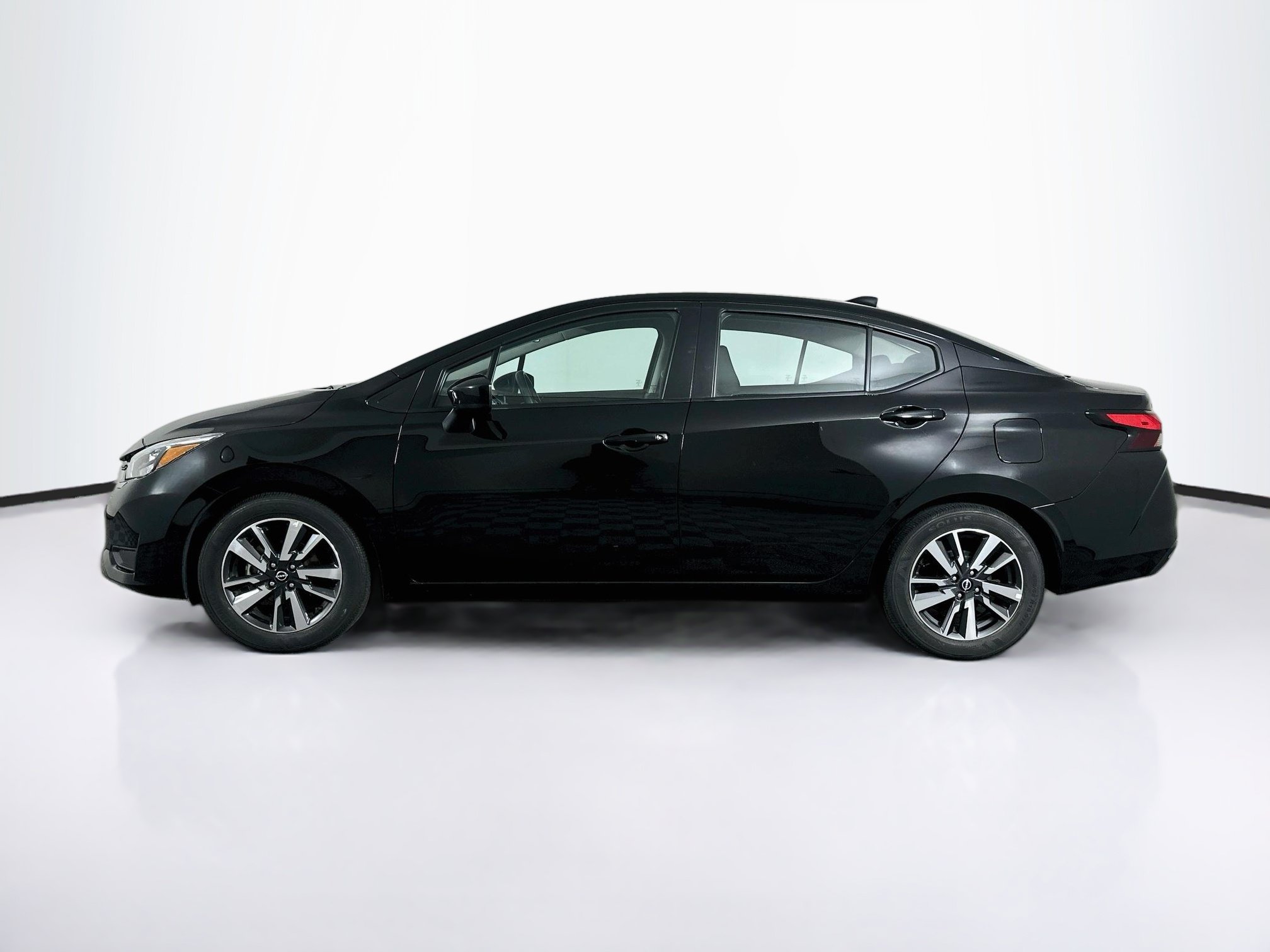 Used 2025 Nissan Versa SV FWD image 4