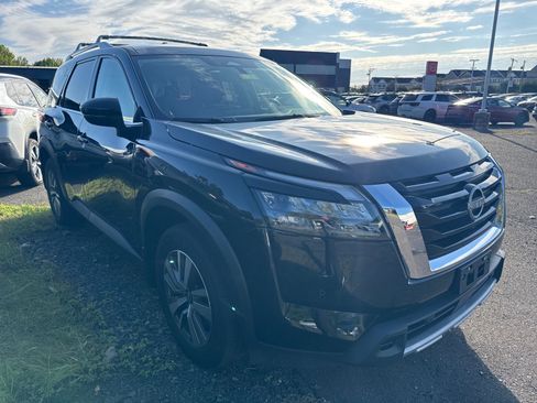 Used 2025 Nissan Pathfinder SL AWD/4WD image 2