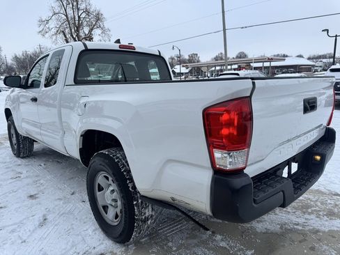 Used 2016 Toyota Tacoma SR image 5