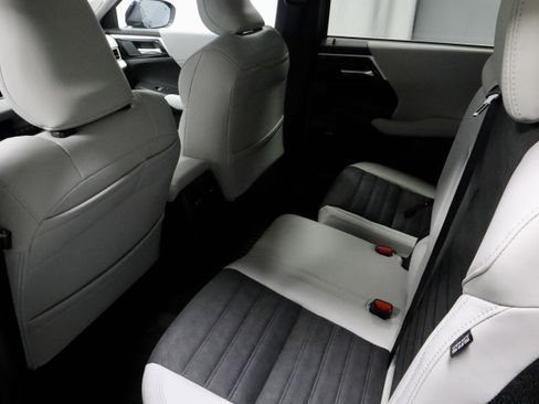 New 2025 Mitsubishi Outlander SE image 17