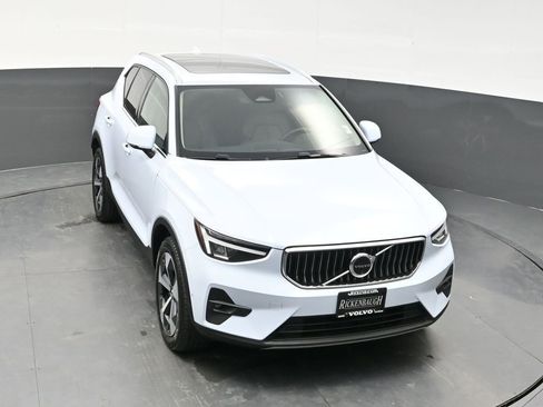 Used 2025 Volvo XC40 B5 Plus AWD/4WD image 30