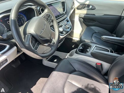 Certified 2024 Chrysler Pacifica Touring-L FWD image 19