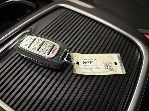 Used 2024 Chrysler Pacifica Limited image 28