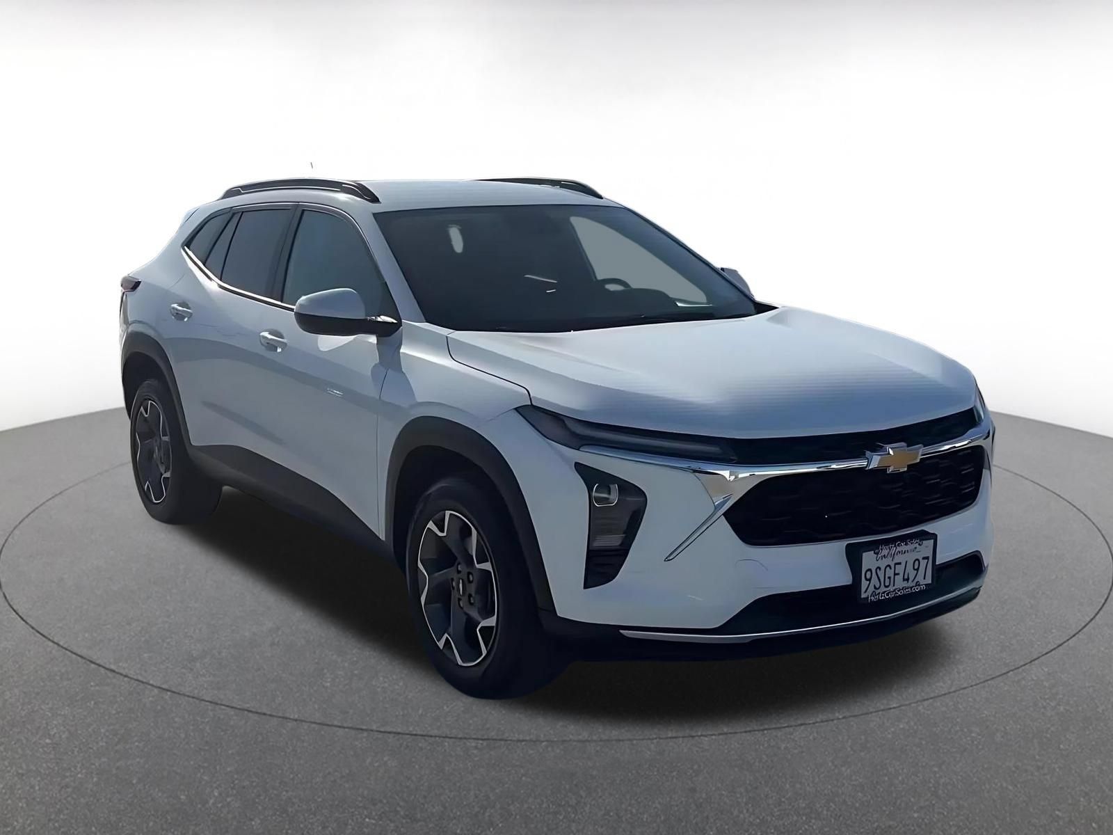 Used 2025 Chevrolet Trax LT FWD image 3