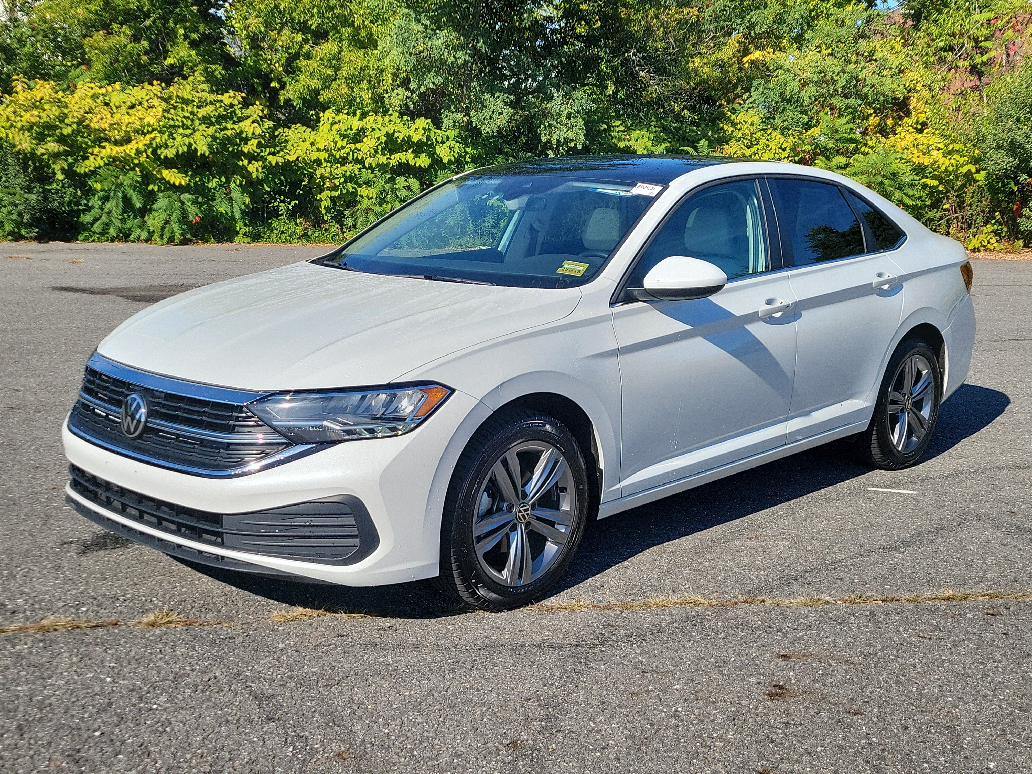 Used 2024 Volkswagen Jetta SE w/ Panoramic Sunroof Package FWD image 1