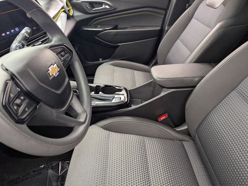 Used 2025 Chevrolet Trax LT FWD image 18