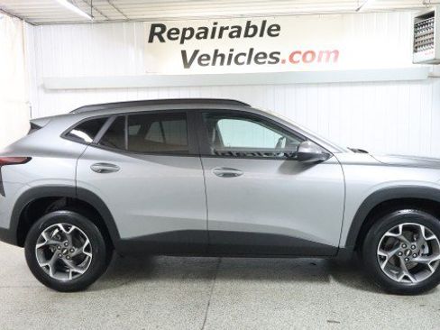 Used 2025 Chevrolet Trax LT FWD image 4