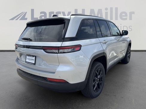 New 2025 Jeep Grand Cherokee Laredo image 8