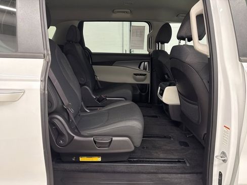 Used 2022 Kia Carnival LX image 32
