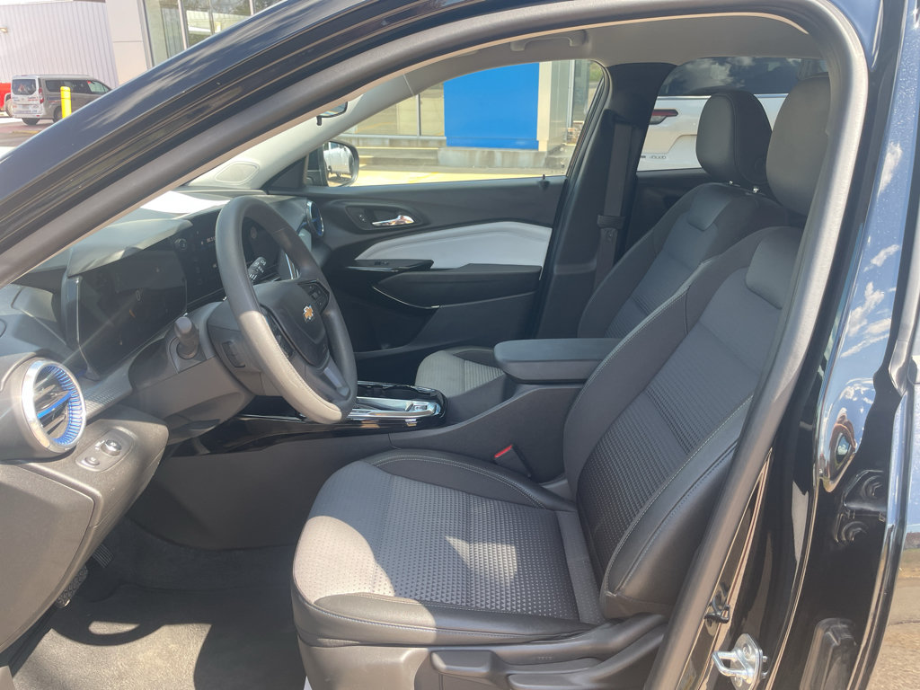 Used 2025 Chevrolet Trax LT FWD image 5