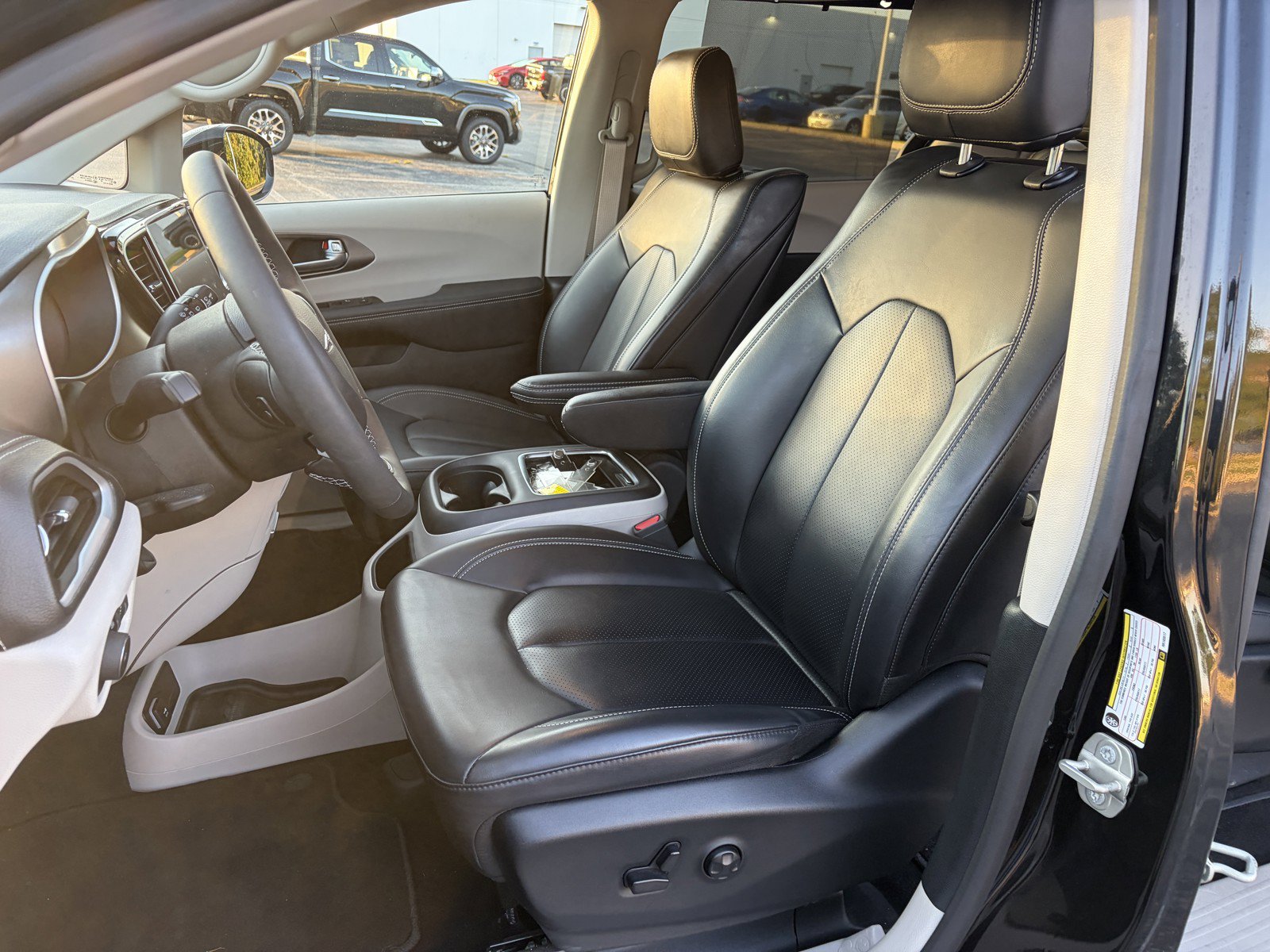 Used 2024 Chrysler Pacifica Limited w/ Uconnect Theater Family Group FWD image 11