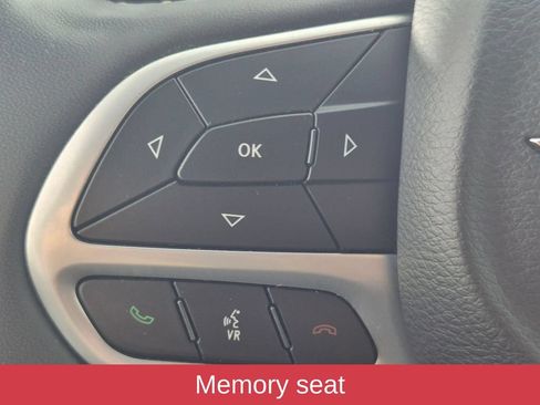 Used 2023 Chrysler Pacifica Touring-L FWD image 16