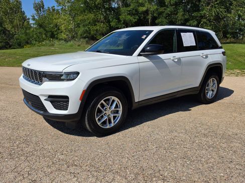 Used 2025 Jeep Grand Cherokee Laredo X AWD/4WD image 6
