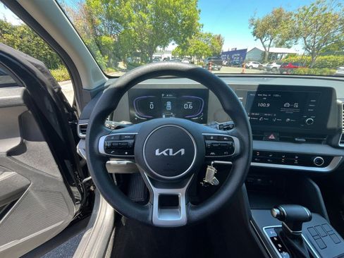 Used 2025 Kia Sportage LX FWD image 33