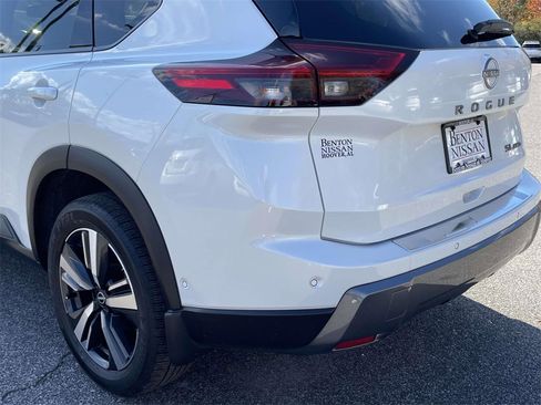 Used 2024 Nissan Rogue SL image 12