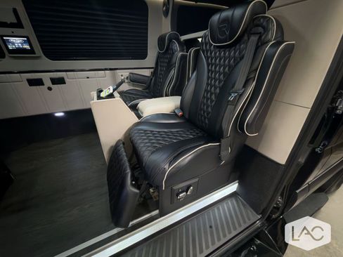 Used 2018 Mercedes-Benz Sprinter 2500 image 17