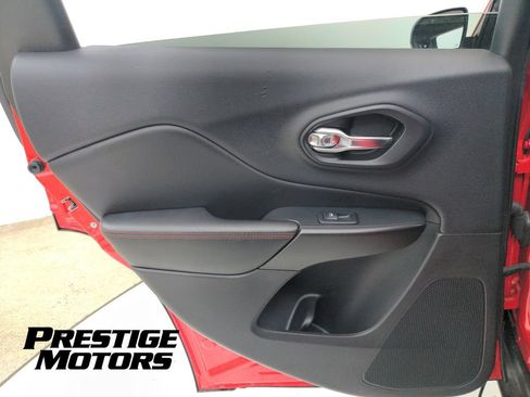 Used 2019 Jeep Cherokee Trailhawk w/ Cold Weather Group AWD/4WD image 30