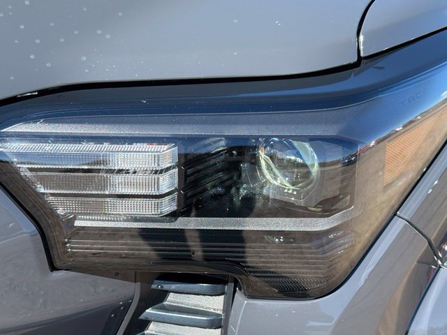 Used 2025 Toyota Tacoma SR5 AWD/4WD image 9