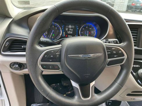 Used 2017 Chrysler Pacifica LX image 14