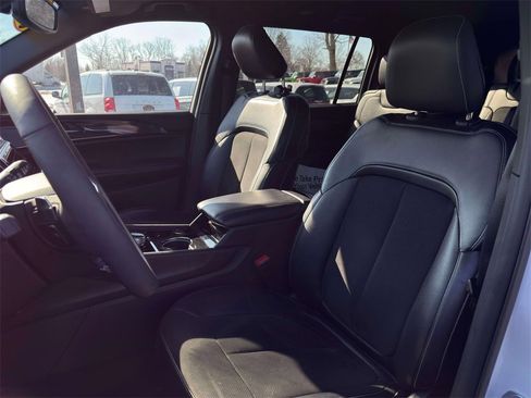 Used 2023 Jeep Grand Cherokee L Laredo image 16