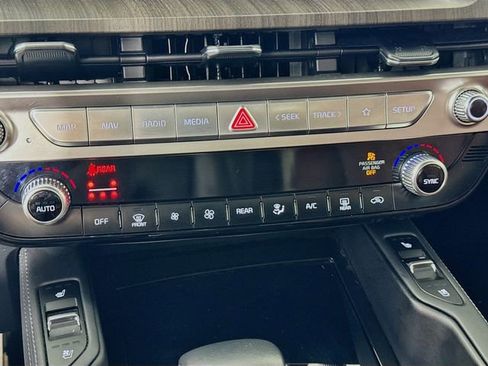 Used 2024 Kia Telluride EX w/ EX Captain's Chair Package image 20