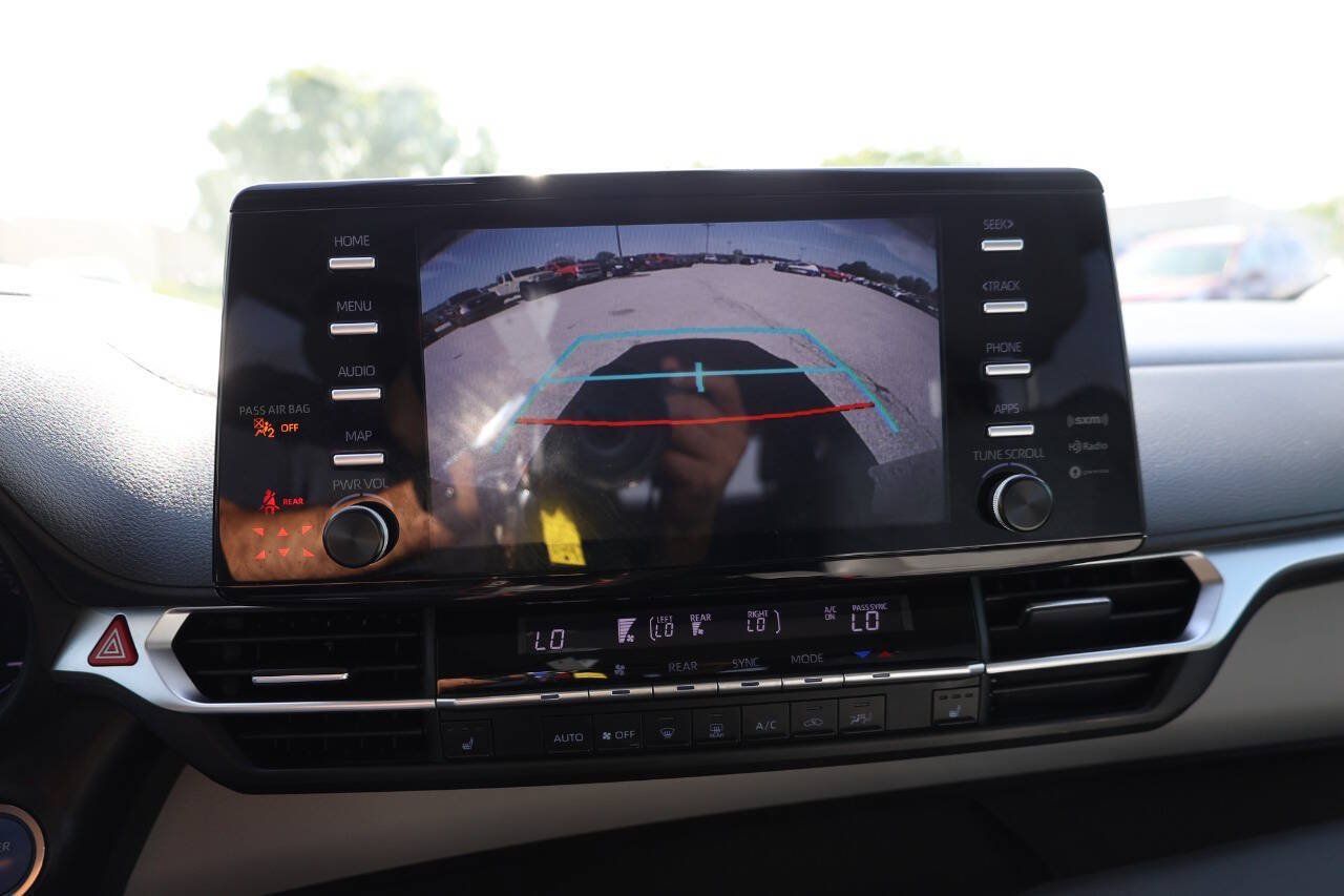 Used 2021 Toyota Sienna XLE FWD image 22