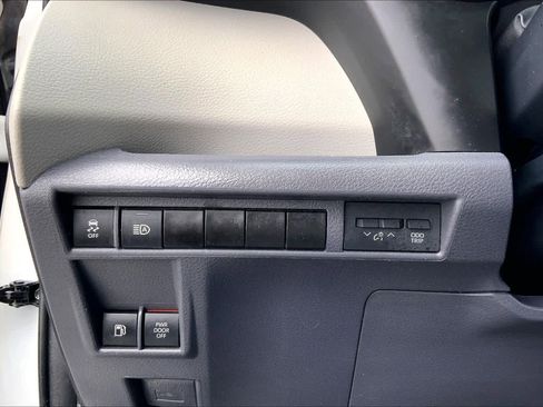 Used 2023 Toyota Sienna XLE image 32