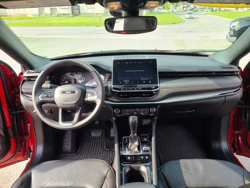 Used 2025 Jeep Compass Trailhawk AWD/4WD image 11