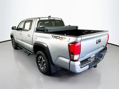 Used 2017 Toyota Tacoma TRD Off-Road AWD/4WD image 5