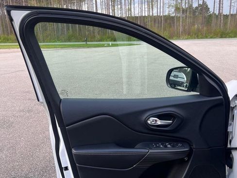 Used 2015 Jeep Cherokee Limited w/ Technology Group image 11