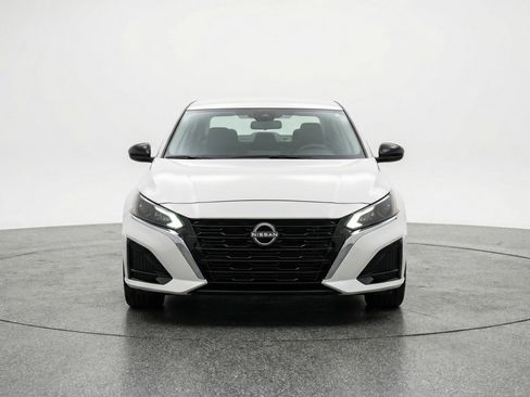 Used 2025 Nissan Altima 2.5 SV image 2