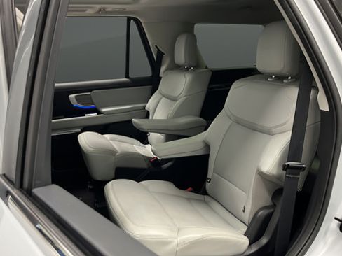 Used 2025 Ford Expedition Platinum AWD/4WD image 24