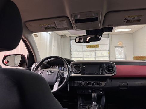 Used 2018 Toyota Tacoma SR5 w/ Four Season Floor Mat Package image 19