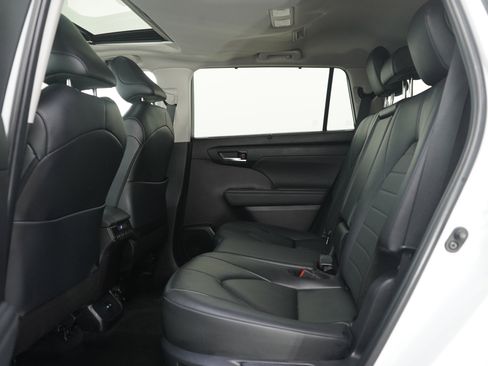 Used 2024 Toyota Highlander XLE image 21