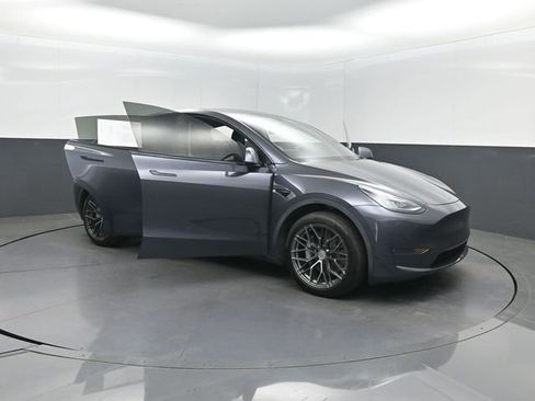 Used 2021 Tesla Model Y Long Range AWD/4WD image 27
