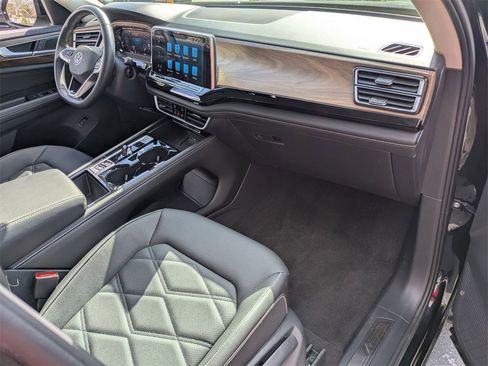 Used 2025 Volkswagen Atlas SE image 33