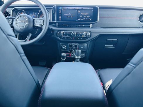 Used 2024 Jeep Gladiator Rubicon AWD/4WD image 27